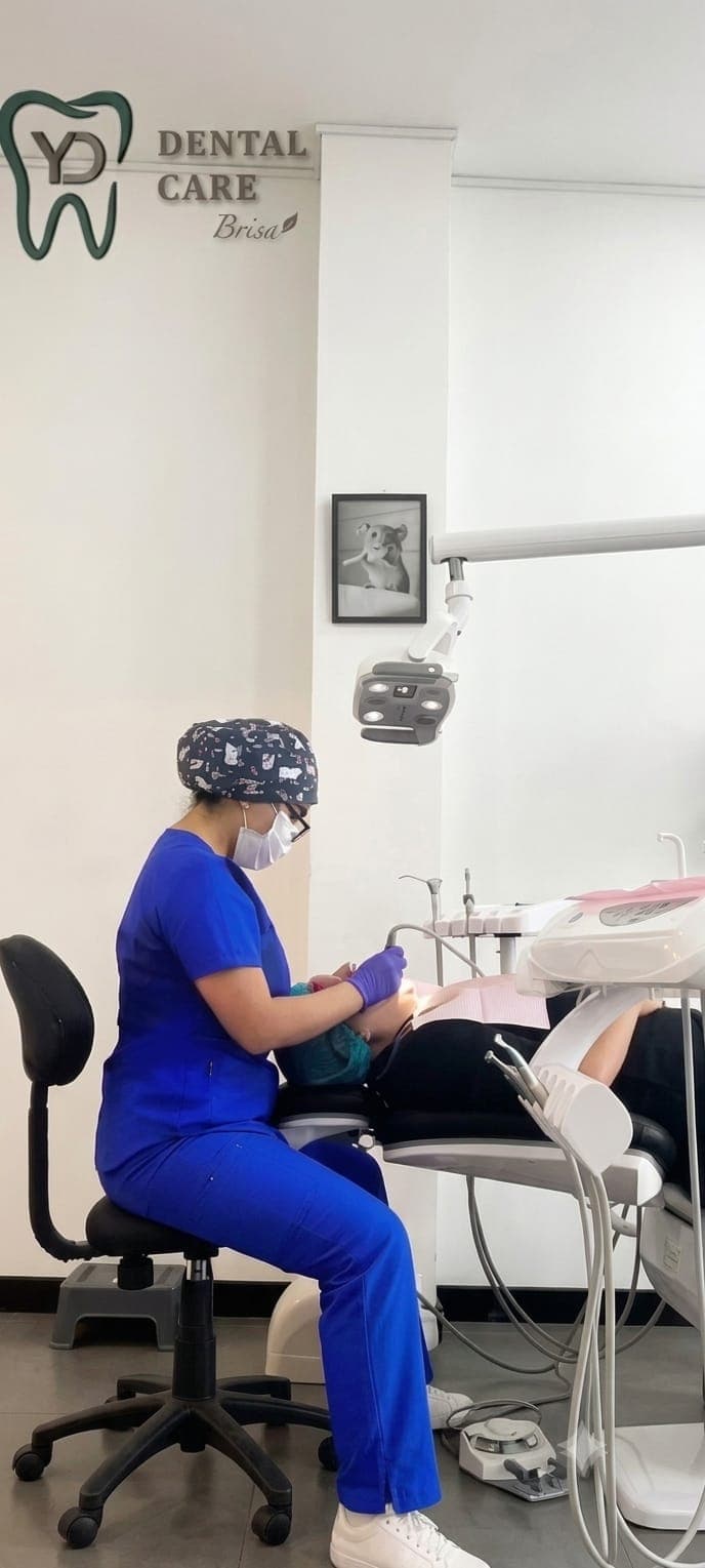 Dra. Yessenia Vásquez en consulta odontológica